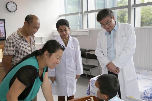 O menino chinês de 6 anos que teve os olhos arrancados foi operado nesta terça-feira para ter olhos artificiais implantados, o que lhe dará uma aparência normal, sem, no entanto, recuperar sua visão. (C-MER DENNIS LAM EYE HOSPITAL/AFP Photo C-MER DENNIS LAM EYE HOSPITAL )