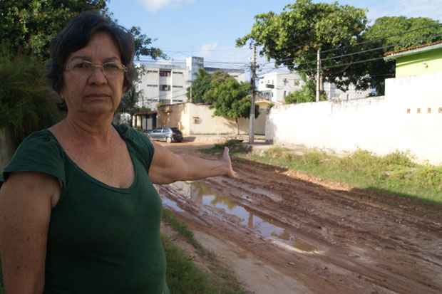 Dona de casa Maria de Fátima, 62 anos, mora no bairro há mais de três décadas e se preocupa com a demora na conclusão do calçamento. Foto: Mariana Fabrício/Esp.DP/D.A Press