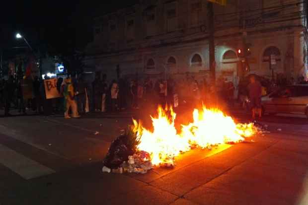 Grupo tocou fogo em sacos de lixo na Conde da Boa Vista. Foto: Blenda Souto Maior/DP/D.A. Press