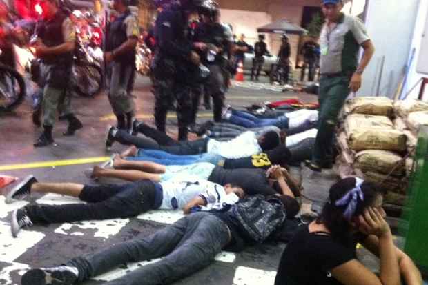 Manifestantes foram detidos para revista. Foto: Jailson da Paz/DP/D.A Press