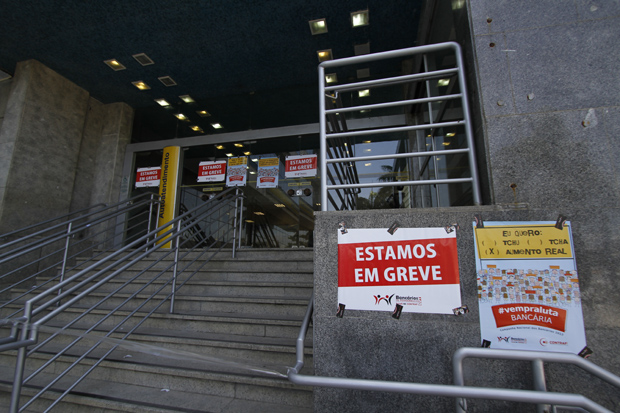 Bancários de todo o país iniciam, nesta quinta-feira, paralisação em protesto por aumento salarial. Foto: Blenda Souto Maior/DP/D.A Press