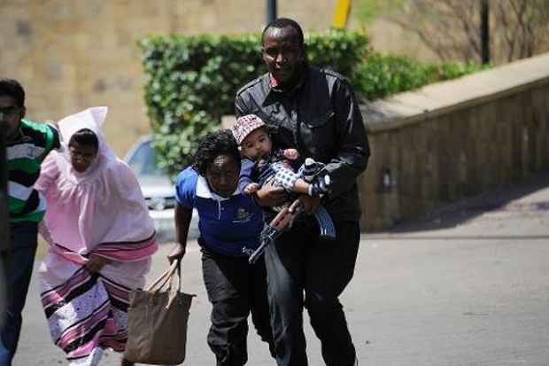Policial retira pessoas que saem de shopping de Nairóbi
(AFP/ Simon Maina)