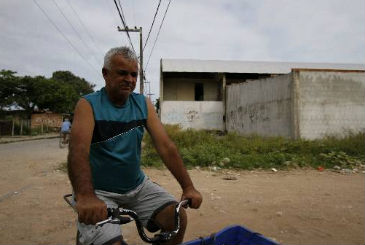 O comerciante Celestino dos Santos denuncia que as crianças brincam entre os escombros. Foto: Blenda Souto Maior/DP/D.A Press (Blenda Souto Maior/DP/D.A Press)