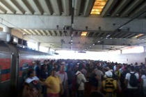 Movimento é intenso na estação de Camaragibe. Fotos: João Almeida/Facebook/Reprodução