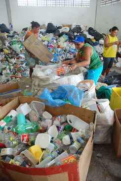 Pelas mãos dos catadores passam hoje 90% de todo o material reciclado no Brasil. Foto: Carlos Santos/DN/D.A.Press