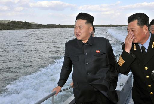 O líder da Coreia do Norte, Kim Jong-Un, inspeciona navios de guerra. Foto: KNS/AFP Photo