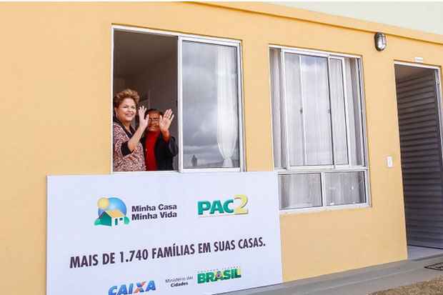 Presidenta Dilma Rousseff durante cerimônia de entrega de 1.740 unidades habitacionais dos Residenciais Acácia, Ipê, Pau Brasil e Jequibitá, do Programa Minha Casa Minha Vida II. Foto: Roberto Stuckert Filho/PR