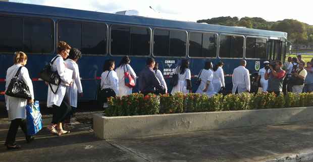 Ao todo, 76 profissionais de saúde que participam da segunda etapa do programa Mais Médicos desembarcaram no Recife neste fim de semana. Foto: Júlio Cavani/DP/D.A Press