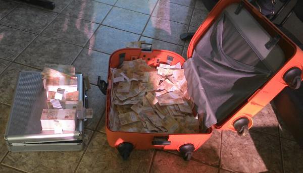 Investigadores apuram se o dinheiro falso era responsabilidade de golpista detido no Aeroporto JK. Foto: Polícia Federal/Divulgação
