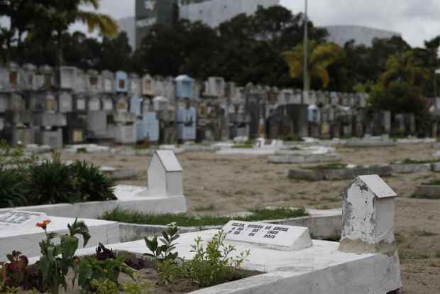 Vítimas chegavam a pagar de R$ 500 a R$ 800 por um túmulo no cemitério. Foto: Blenda Souto Maior/ /DP/D.A Press