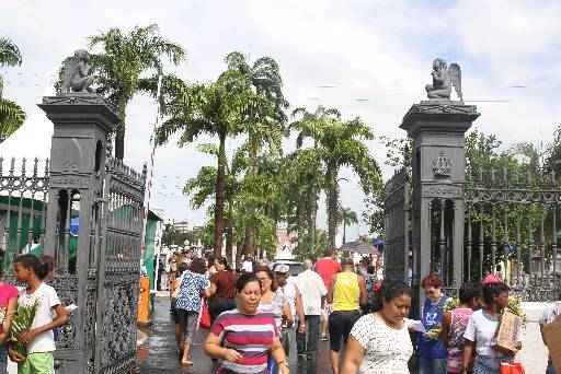 A expectativa da Enlurb é de que 50 mil pessoas visitem o cemitério de Santo Amaro até o fim do dia (Nando Chiappetta/DP/D.A Press.)