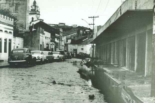 Canaleta entupida em trecho da Avenida Norte, no ano de 1968. Foto: Arquivo/DP/D.A Press