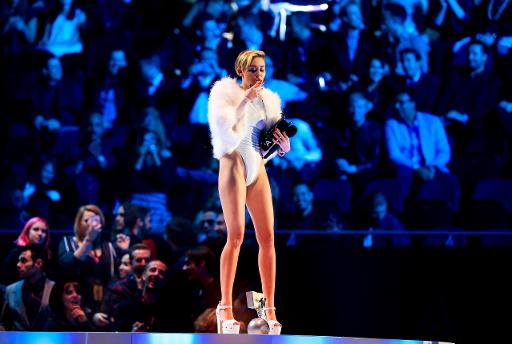 Miley Cyrus fuma durante no palco do MTV European Music Awards. Foto: Sven Hoogerhuis/AFP Photo