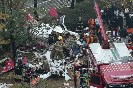 Imagem de acidente de helicóptero no bairro de Gangnam, em Seul, que matou dois pilotos. Foto: Yohhap/ AFP Photo