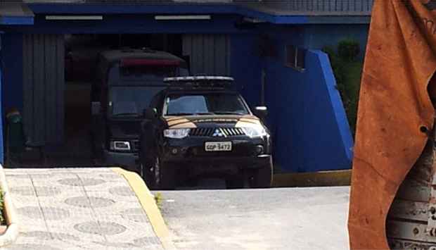 Carro da PF já está posicionado para encaminhar os detidos ao IML. Foto: Sidney Lopes/ EM/ D A Press