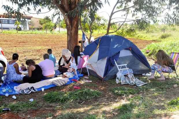 A romaria revoltou parentes de presos que, desde essa terça-feira de manhã, chegavam à porta da Papuda para garantir lugar na fila da senha distribuída hoje para liberação das visitas. Foto: Antônio Cunha/Esp. CB/D.A Press