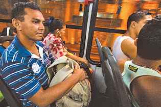 Rosivaldo já dormiu no ônibus e voltou ao início do trajeto Manoel diz que gosta de trabalhar no horário. Foto: Paulo Paiva/DP/D.A Press