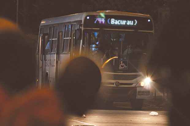 As 43 linhas de bacuraus circulam de 0h às 4h, transportando milhares de pessoas que precisam do transporte público nas madrugadas. Foto: Paulo Paiva/DP/D.A Press