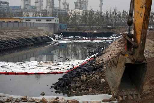 Autoridades tentam conter vazamento de óleo. Foto: Str/AFP Photo