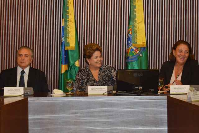 Dilma Rousseff e a presidente da Petrobras, Graça Foster, têm travado uma queda de braço quanto à possível nova fórmula de reajuste dos combustíveis. Foto: José Cruz/Agência Brasil