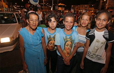 Dona Maria Izabel levou filhas e netos para a festa do morro. Foto: Roberto Ramos/DP/D.A Press