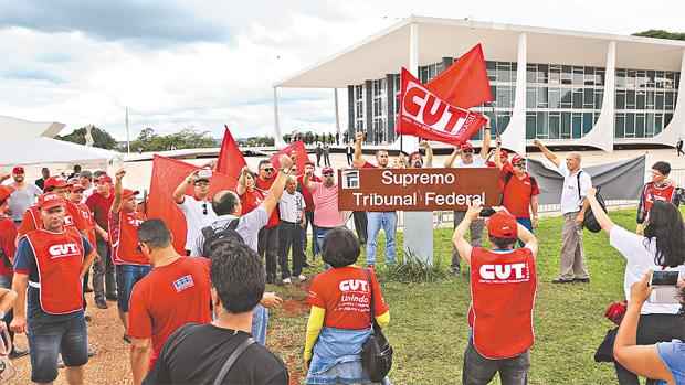 Grupo de petista protesta e enaltece o papel dos líderes políticos como o ex-chefe da Casa Civil José Dirceu