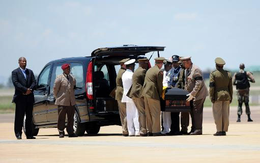 O caixão com o corpo de Nelson Mandela é carregado por militares na base aérea de Waterkloof, em Pretória. Foto: Stephane de Sakutin/AFP Photo