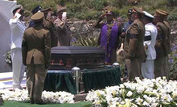 O presidente sul-africano, Jacob Zuma, ficou de pé no momento em que o caixão foi colocado no túmulo. Foto: SABC/AFP Photo