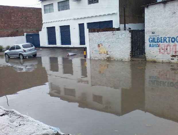 Entorno do Canal do Arruda ficou bastante alagado (Manuela Isabel/reprodução do Facebook)