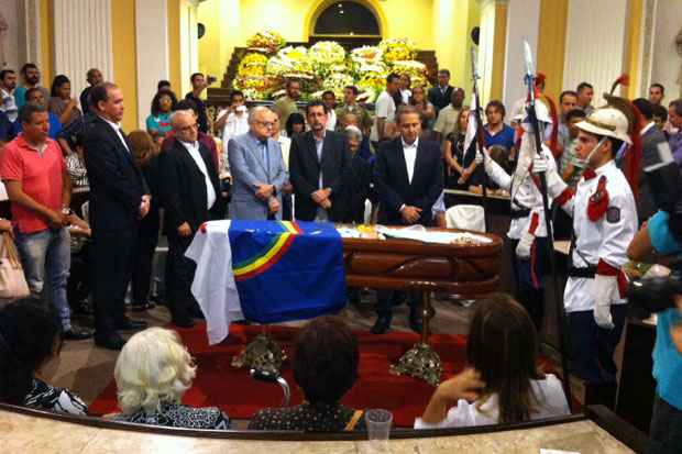 Governador Eduardo Campos compareceu ao velório na Assembleia. Foto: Larissa Rodrigues/DP/D.A Press