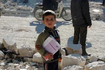 Criança se aproxima de local de atentado perto de escola  (MOHAMMED AL-KHATIEB/AFP MOHAMMED AL-KHATIEB )