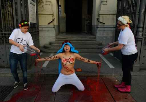 Integrantes do grupo Femen protestam em frente à igreja San Manuel y San Benito de Madri. Foto: Philippe Marcou/ AFP Photo
