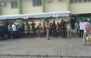 Familiares aguardam do lado de fora do presídio Juiz Plácido de Souza a saída dos vereadores presos. Foto: Mário Flávio/Divulgação