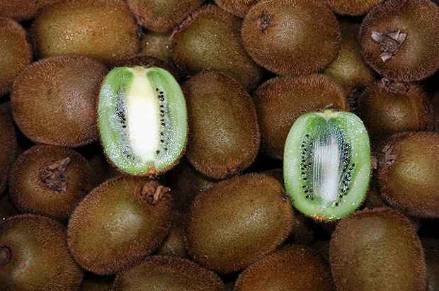As frutas de tons esverdeados são recomendadas para os dias subsequentes à festa. Foto: Jair Amaral/ Em/ DA Press