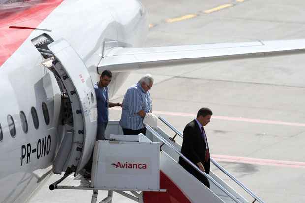 Pedro Corrêa desceu da aeronave pela porta traseira de cabeça baixa e com uma toalha. Foto: Paulo Paiva/DP/D.A Press