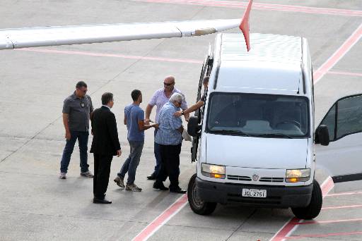 Imagem mostra chegada do ex-deputado, condenado por envolvimento no Mensalão, chegando no Aeroporto Internacional dos Guararapes (Credito: Paulo Paiva/DP/D.A Press. Politica.)