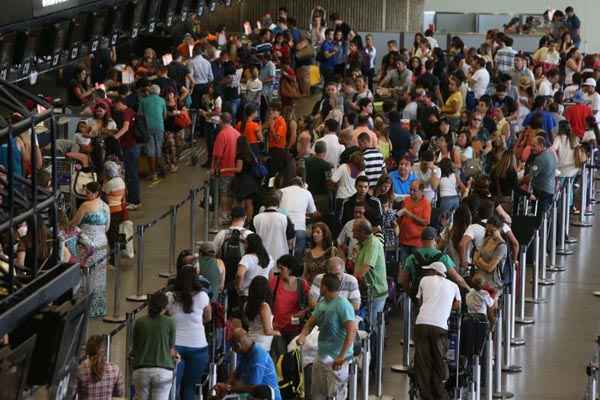 Movimento no aeroporto de Cumbica, Guarulhos (SP): 53 voos domésticos saíram atrasados em todo o país foto: Marcos Bezerra/Futura Press/Folha Press


 (Marcos Bezerra/Futura Press/Folha Press)