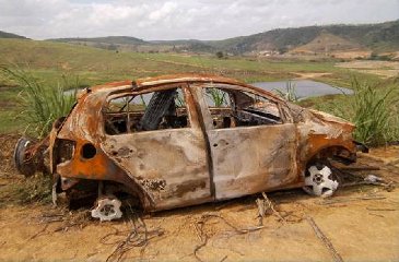 Carro usado por bandidos foi encontrado queimado. Foto: Polícia Civil/Divulgação