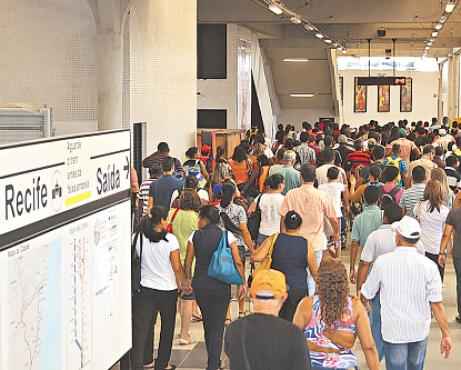 Passageiros desembarcam em massa vindos de metrô. Foto: Julio Jacobina/DP/D.A Press