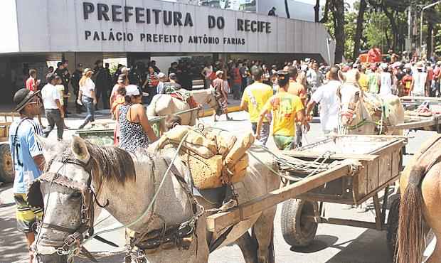 Autônomos se manifestaram contra lei que proíbe modalidade no Recife. Foto: Julio Jacobina/DP/D.A Press