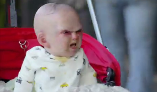 Carrinho com um bebê assustador dá sustos em pedestres desavisados. Foto: Reprodução/YouTube