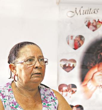 Mãe da paciente Simone Ferreira, que faleceu, luta por Justiça. Foto: Ricardo Fernandes/DP/D.A Press