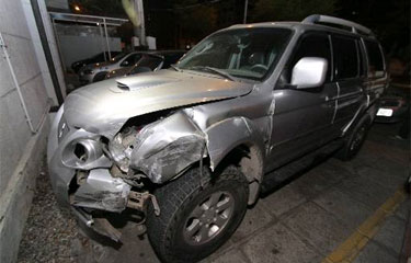 Pajero do advogado ficou com a frente destruída após colisão no Pina. Foto: Roberto Ramos/DP/D.A Press