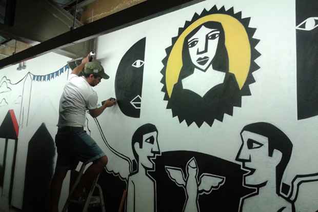O artista plástico Derlon finaliza obra no mezanino do museu. Foto: Carolina Santos/ DP/ D.A Press