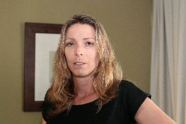 A professora Aude Neuvesselle diz que a campanha eleitoral é uma forma de se aproximar da terra natal. Foto: Nando Chiappetta/DP/D.A Press (Nando Chiappetta/DP/D.A Press)