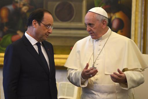 O presidente da França, François Hollande (e) conversa com o Papa Francisco, durant audiência privada no Vaticano.
Foto: POOL/AFP GABRIEL BOUYS