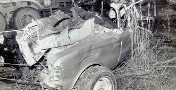 Carro do ex-presidente ficou destruído em acidente na Via Dutra, em agosto de 1976. Foto: Arquivo/EM