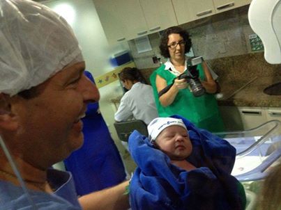 Governador com o filho Miguel no berçário da maternidade. Foto: Reprodução/Facebook (Reprodução/Facebook)