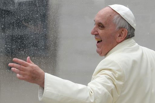 O Papa Francisco ri, no final de sua adudiência geral na Praça São Pedro, em 22 de janeiro de 2014. Foto:  Andreas Solaro/AFP Photo