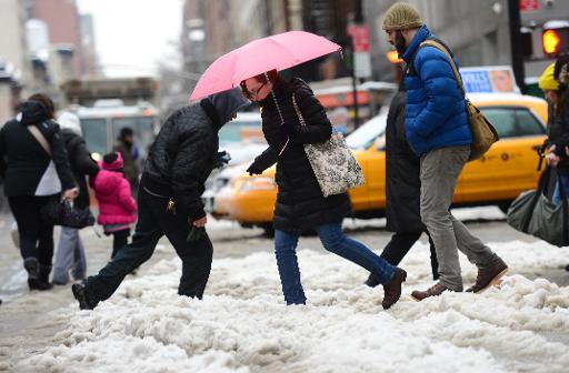 Pedestres driblam a neve em Nova York. Foto: Emmanuel Dunand/AFP Photo